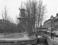 83620 Gezicht op het sluisje bij de uitmonding van de Oosterstroom in het Zwarte Water te Utrecht, uit het noorden. ...